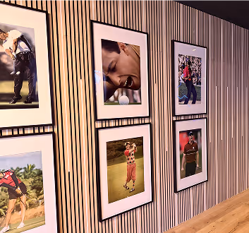 Linke Wand mit großen Golf Bildern