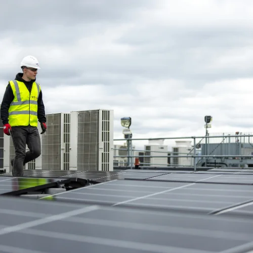 Installation av solceller av Garant Solars montör på företags- eller BRF-tak