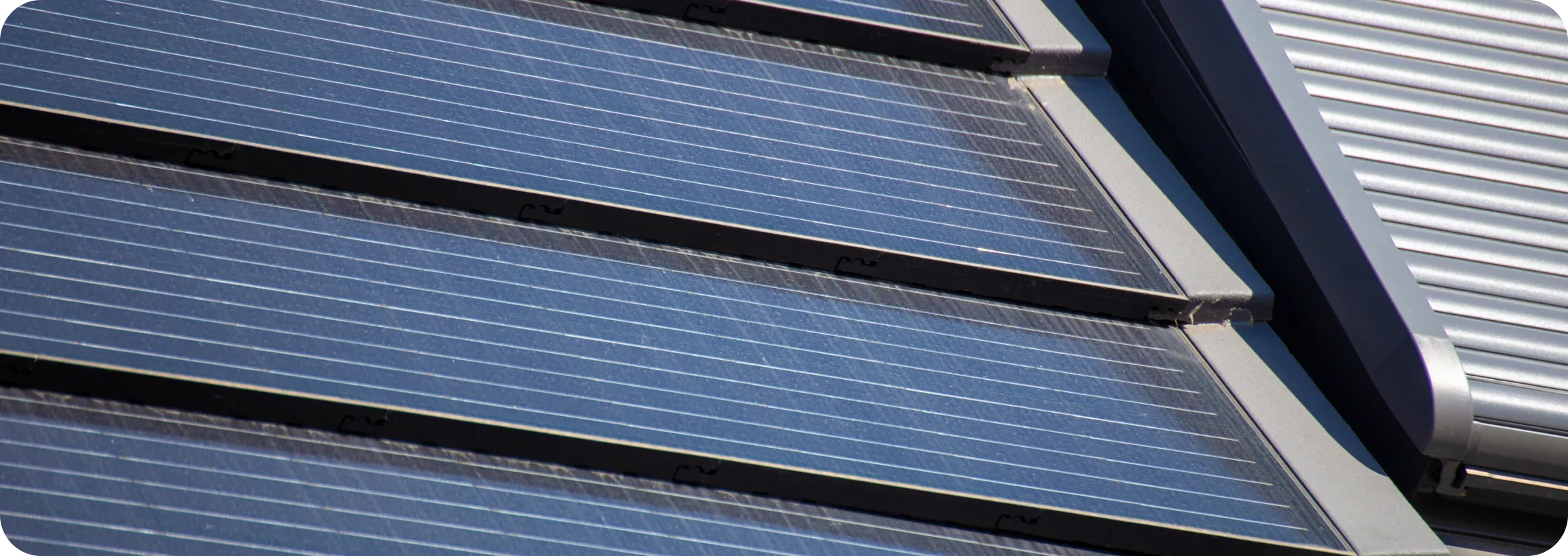 Le tegole solari collegano la tecnologia del tetto