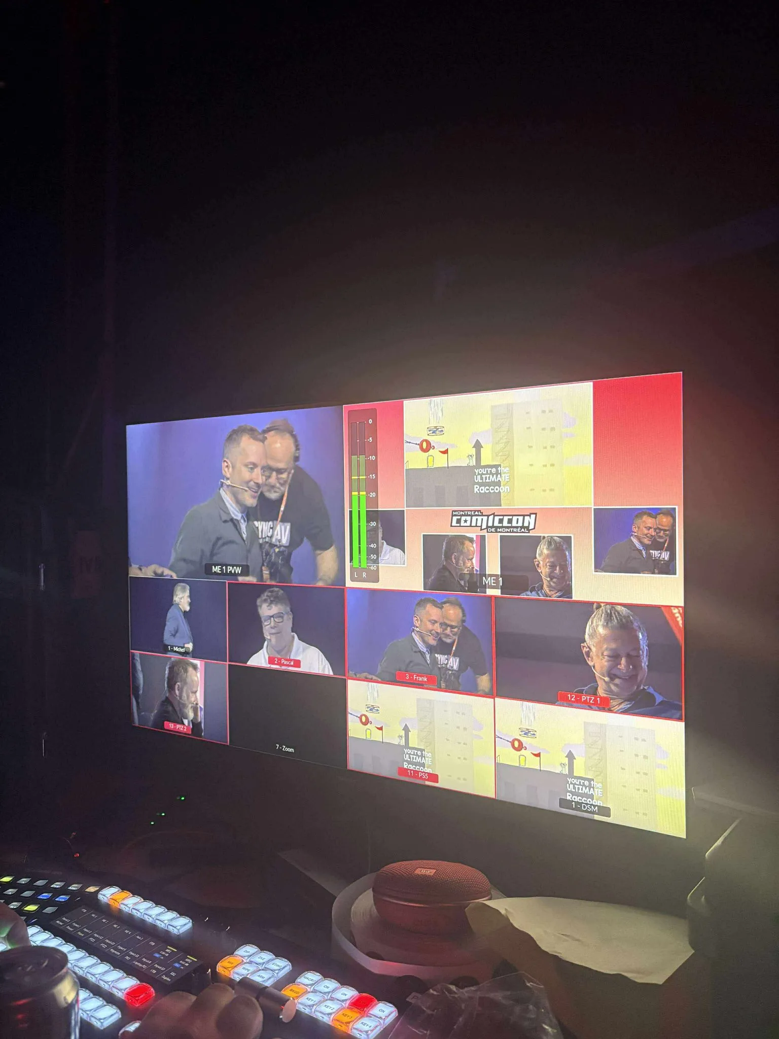 Écran de contrôle montrant une conférence virtuelle avec plusieurs participants et cartes.