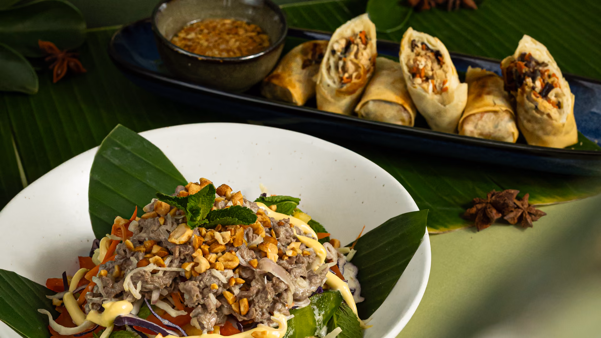 Une salade cambodgienne fraîche et croquante, composée de légumes râpés, herbes aromatiques, cacahuètes grillées et sauce acidulée. Idéale pour un repas léger. Disponible en version végétarienne ou avec du poulet halal et ses nems.