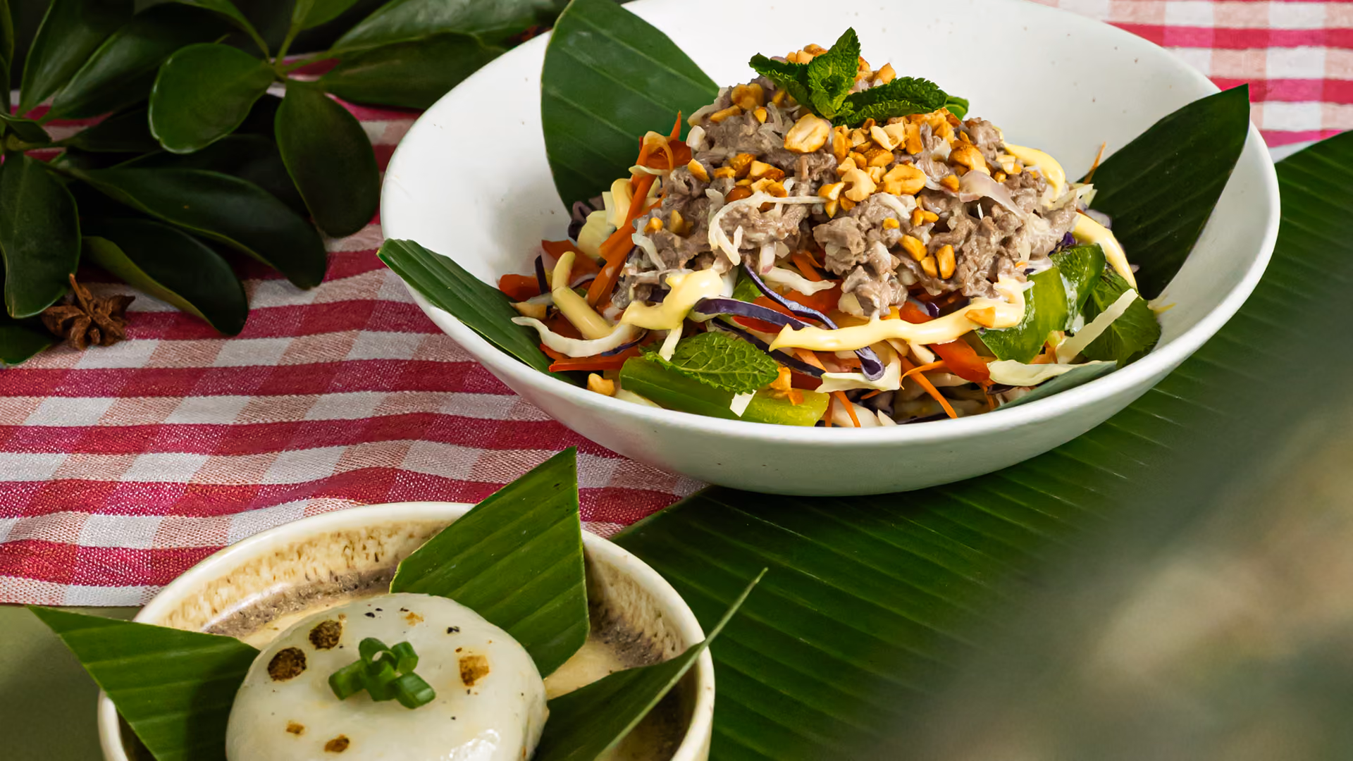 Une salade cambodgienne fraîche et croquante, composée de légumes râpés, herbes aromatiques, cacahuètes grillées et sauce acidulée. Idéale pour un repas léger. Disponible en version végétarienne ou avec du poulet halal et son Kouchhay.