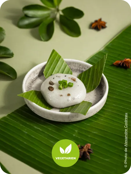 Galette à base de farine de riz, de farine de tapioca et de feuilles d’ail, 
légèrement croustillante et pleine de saveurs 🤤

Chez nous, Ptéah – La Maison Cambodgienne à Nantes, le Kouchhay est 100% fait maison, selon une recette traditionnelle.

🥢 Servi chaud avec une sauce nems, parfaite pour sublimer chaque bouchée.