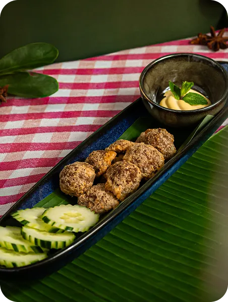 Boulettes de bœuf savoureuses, marinées aux épices douces et grillées à la perfection. Une spécialité cambodgienne pleine de caractère, servie avec une sauce maison légèrement épicée.