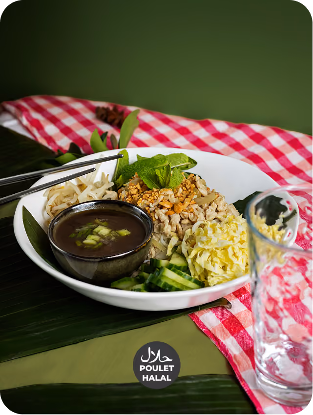 Nouilles de riz, poulet halal(2), sauce tamarin, carotte, concombre, salade, menthe, cacahuètes et pousses de soja. Plat servi froid.

