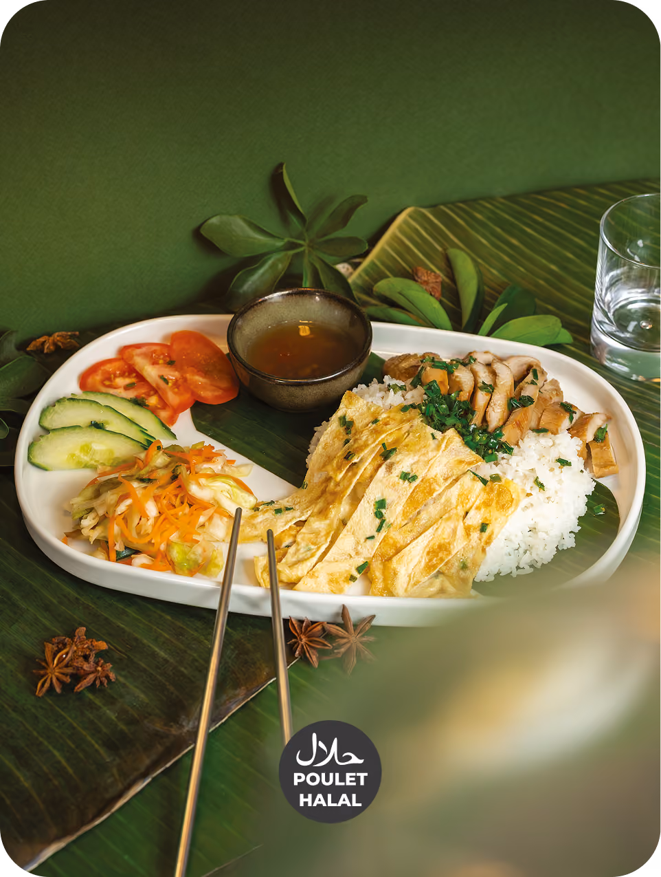 Poulet halal mariné servi avec du riz, une omelette, des légumes marinés et des crudités.

Fait maison chez Ptéah La Maison Cambodgienne, restaurant asiatique cambodgien situé à Nantes.