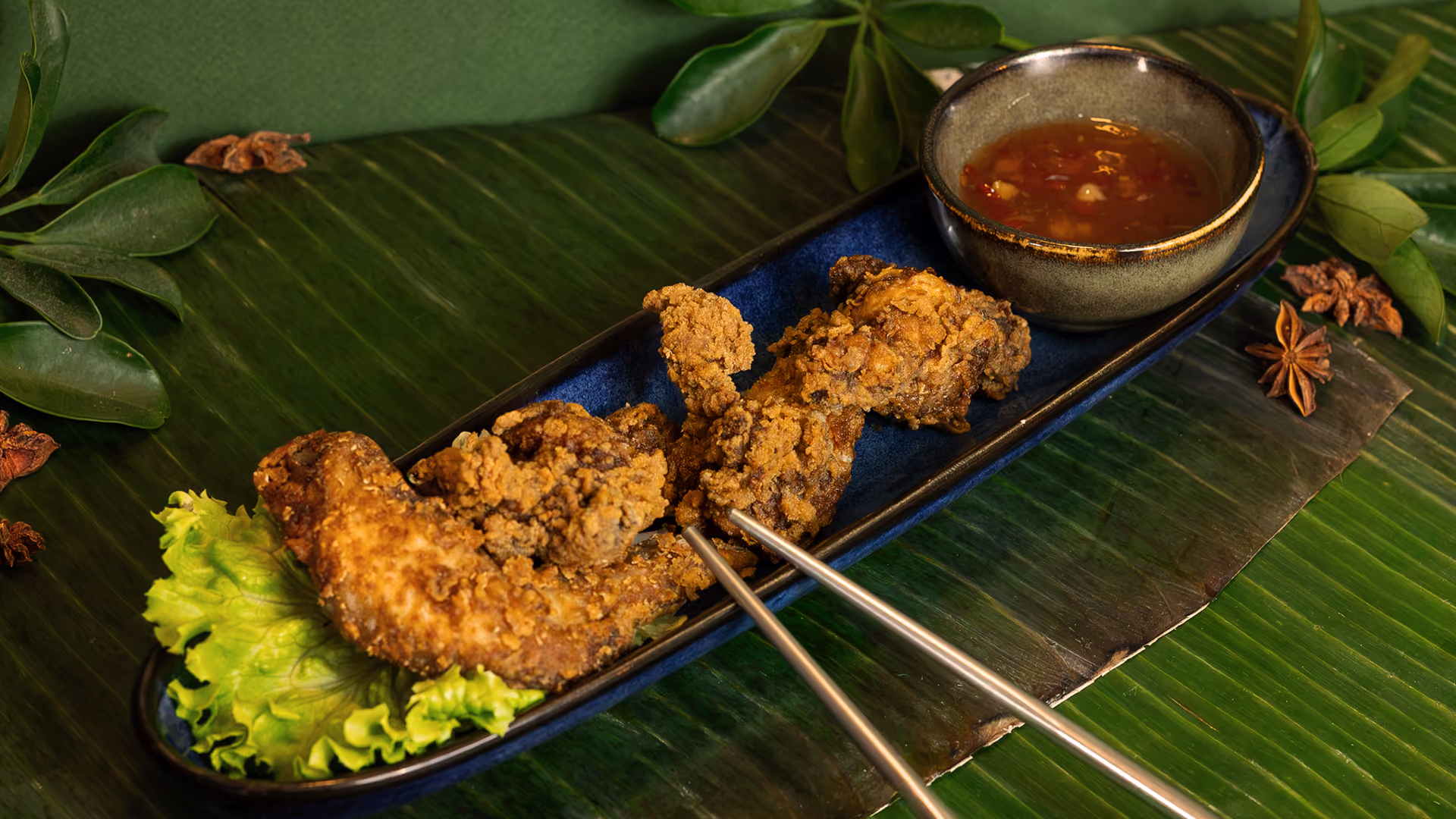Poulet croustillant halal mariné et frit, fait maison chez Ptéah La Maison Cambodgienne, restaurant asiatique cambodgien situé à Nantes.