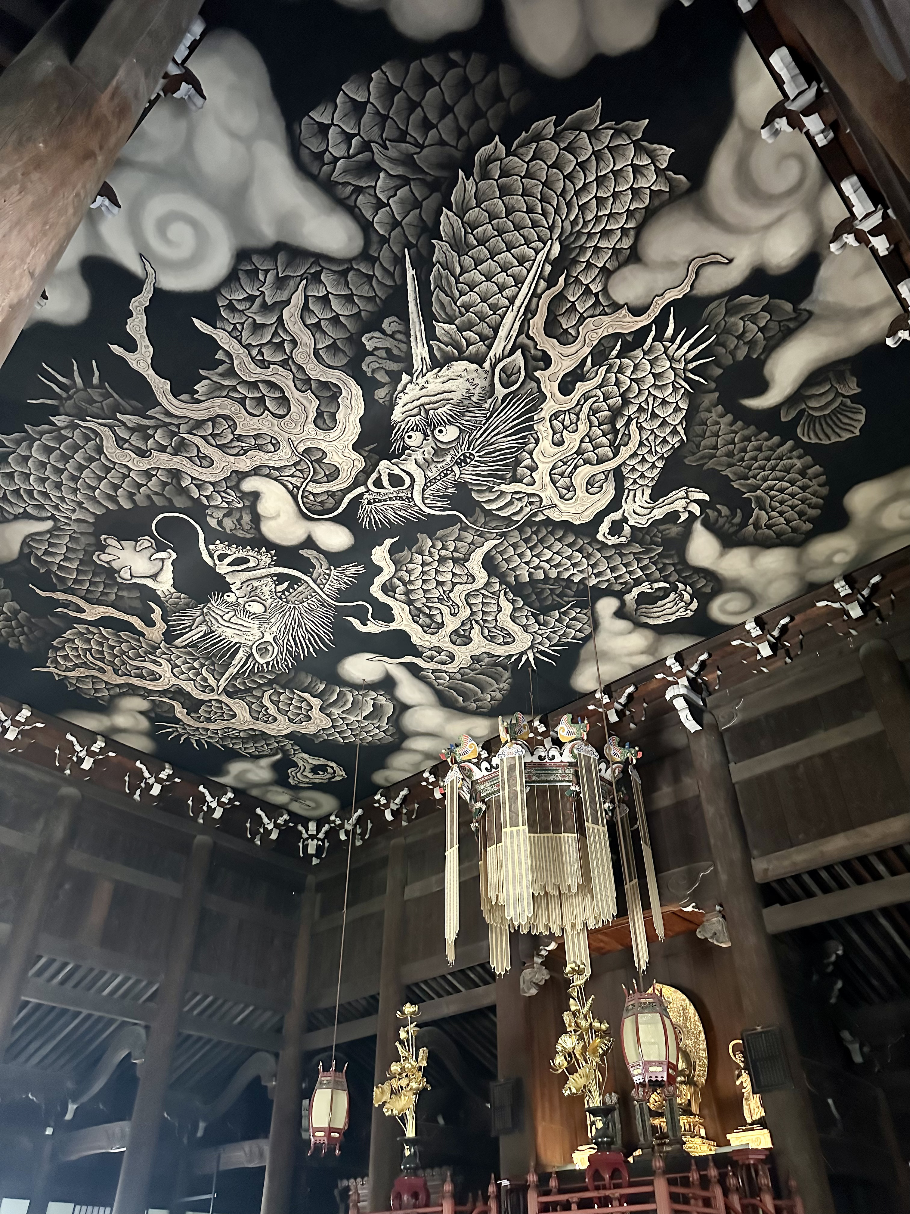 Mari-Alina Timoshchuk temple in Kyoto with a painted dragon on the ceiling in black and white