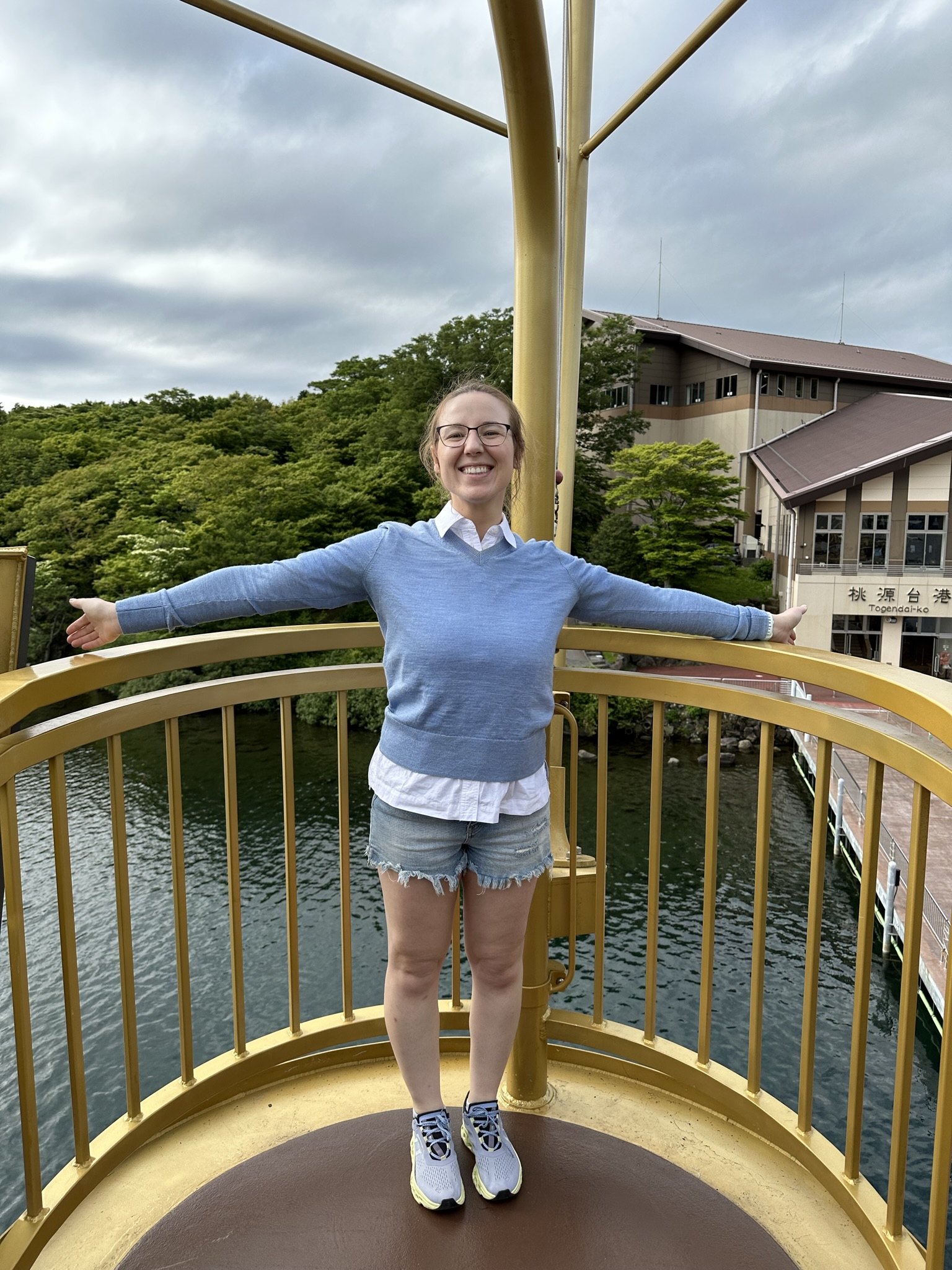 Mari-Alina Timoshchuk doing the Titanic pose at the helm of a Japanes pirate ship 