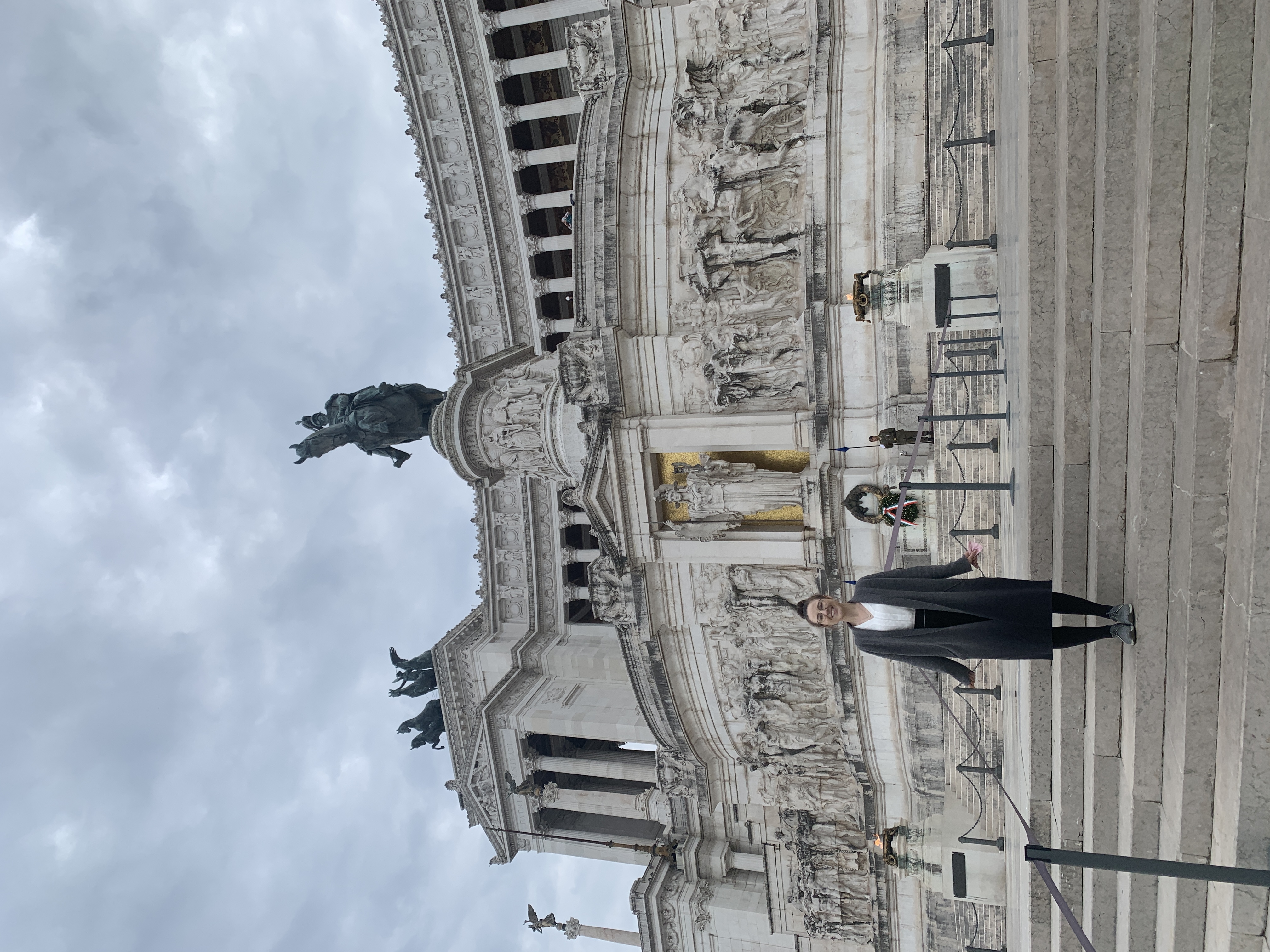 Mari-Alina Timoshchuk in front of the wedding cake parliament building in Rome