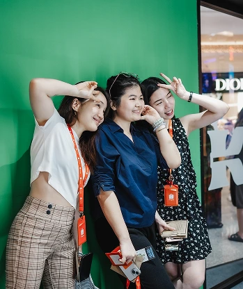 Kiehl's AI background removal photo booth guest posing with custom branded backdrop Malaysia