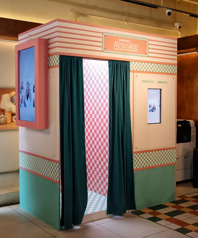 Montigo x Mokky's Pizza Retro Reel photobooth front view with retro pink and green branding