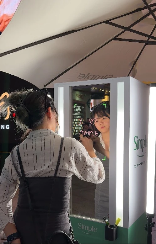 Guest drawing a heart on the Simple booth's interactive mirror screen