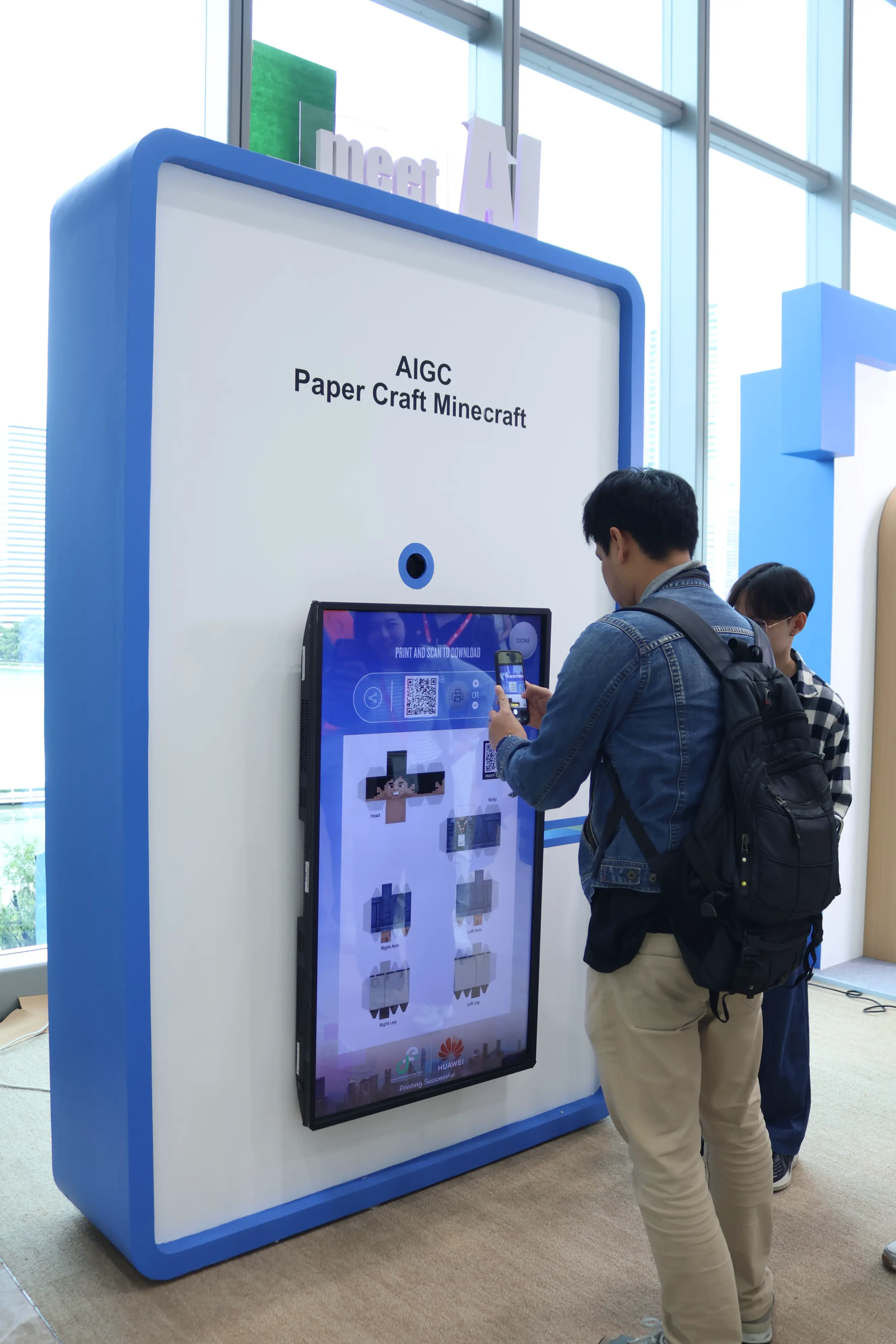 Delegate scanning the QR code to download his papercraft Minecraft print