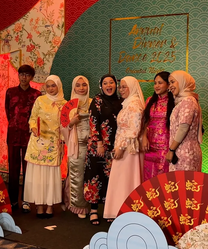 Guests in Oriental-themed outfits posing for the MSI 180-degree bullet time photo booth