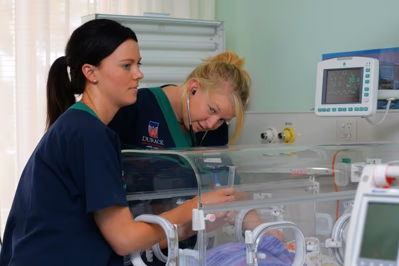 https://upload.wikimedia.org/wikipedia/commons/6/63/Student_enrolled_nurses.jpg