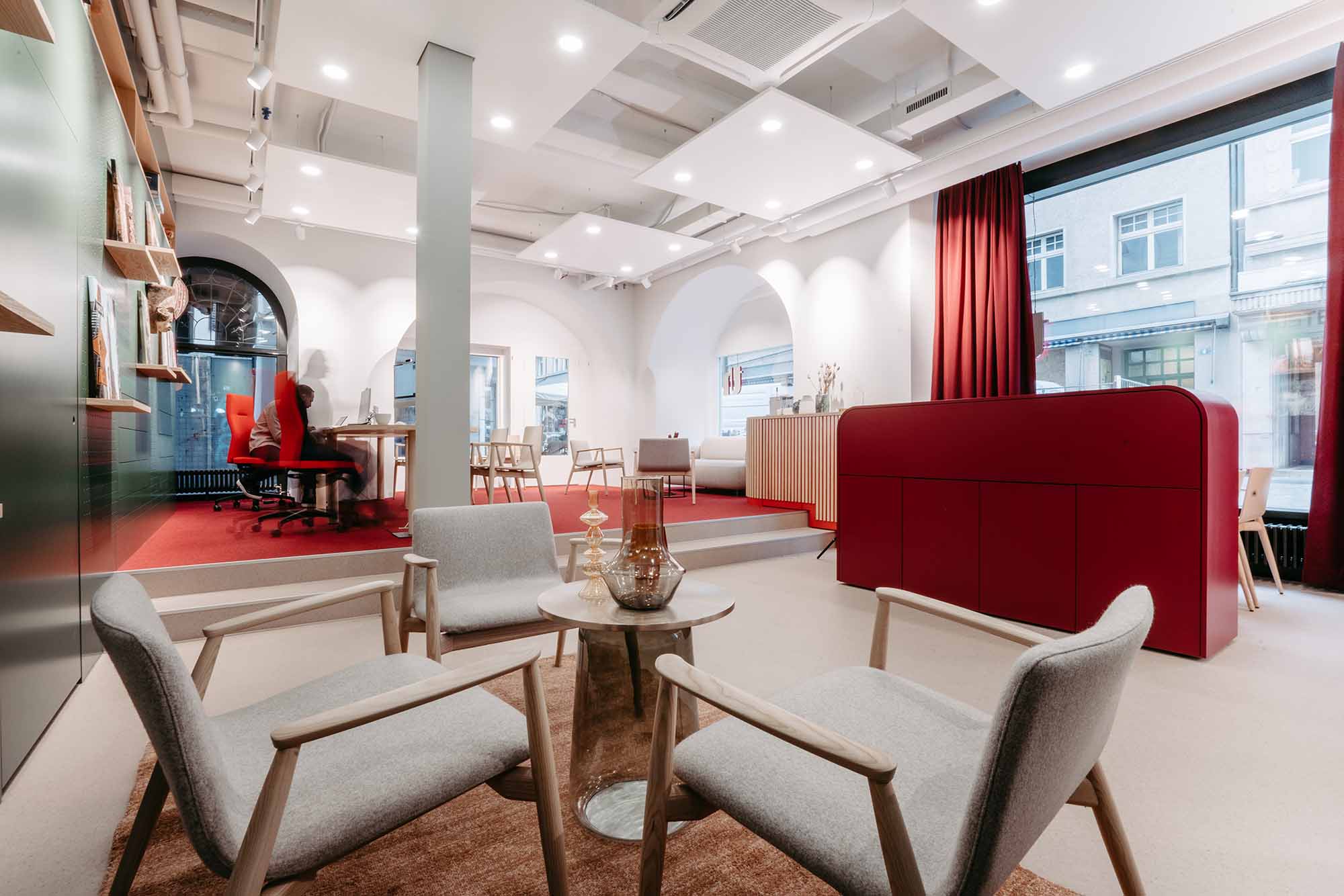 Drei graue Stühle in einem Café.