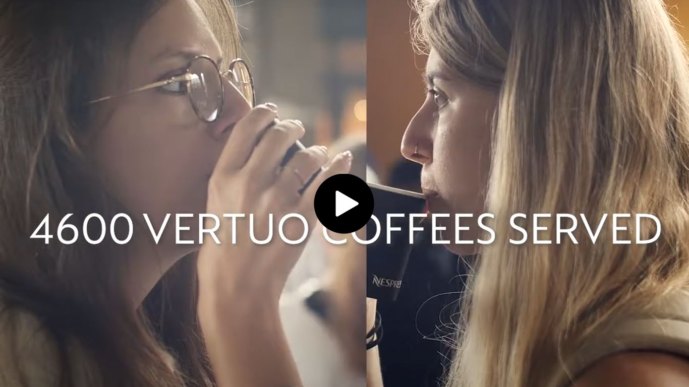 Zwei Frauen trinken Nespresso-Kaffee