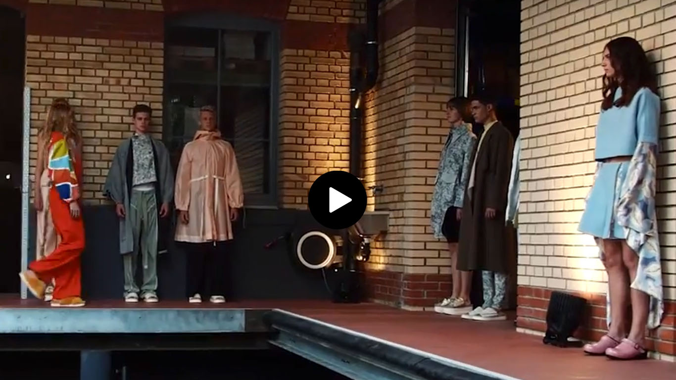 Junge Mädchen und Jungen auf einer Modenschau