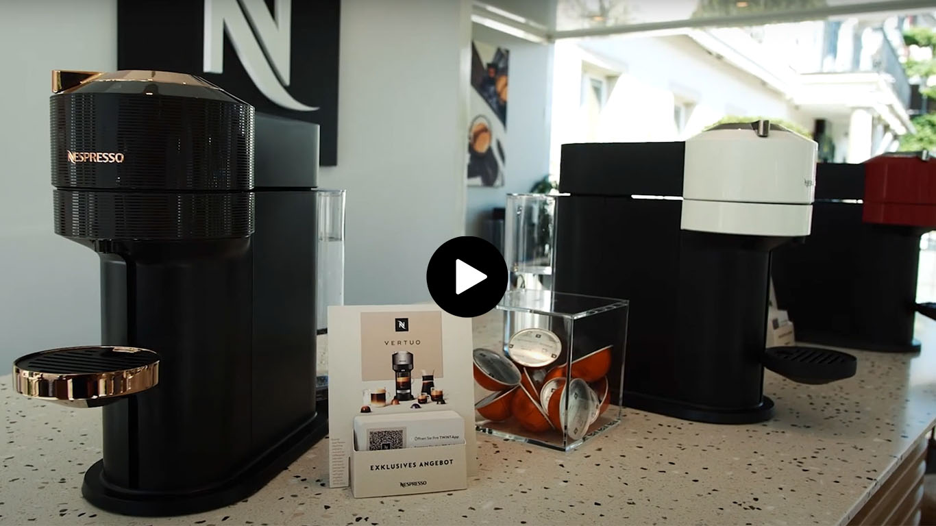 Drei Nespresso-Kaffeemaschinen auf einem Nespresso-Stand