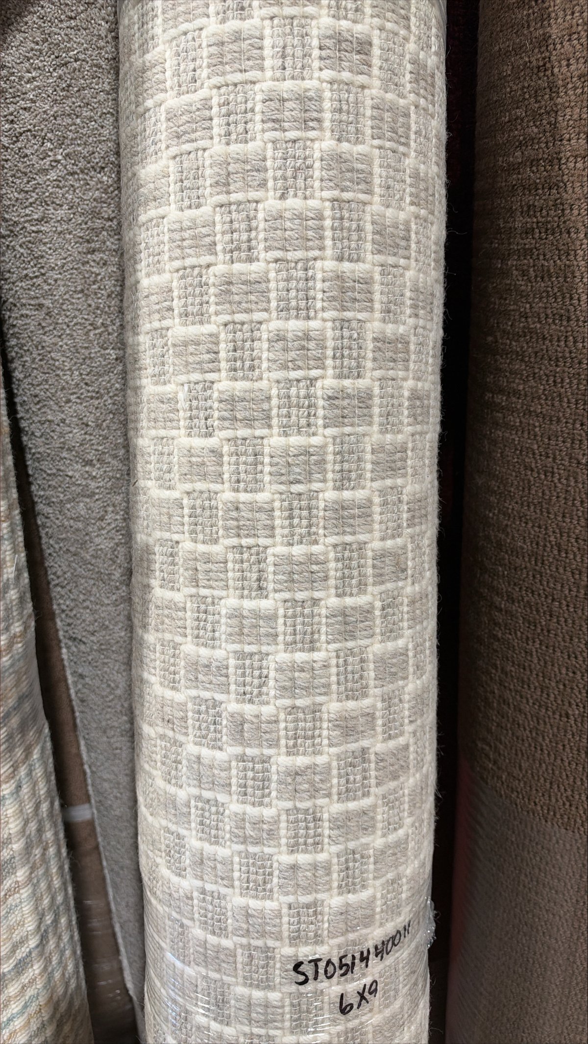 Prebound wool area rug 51440011