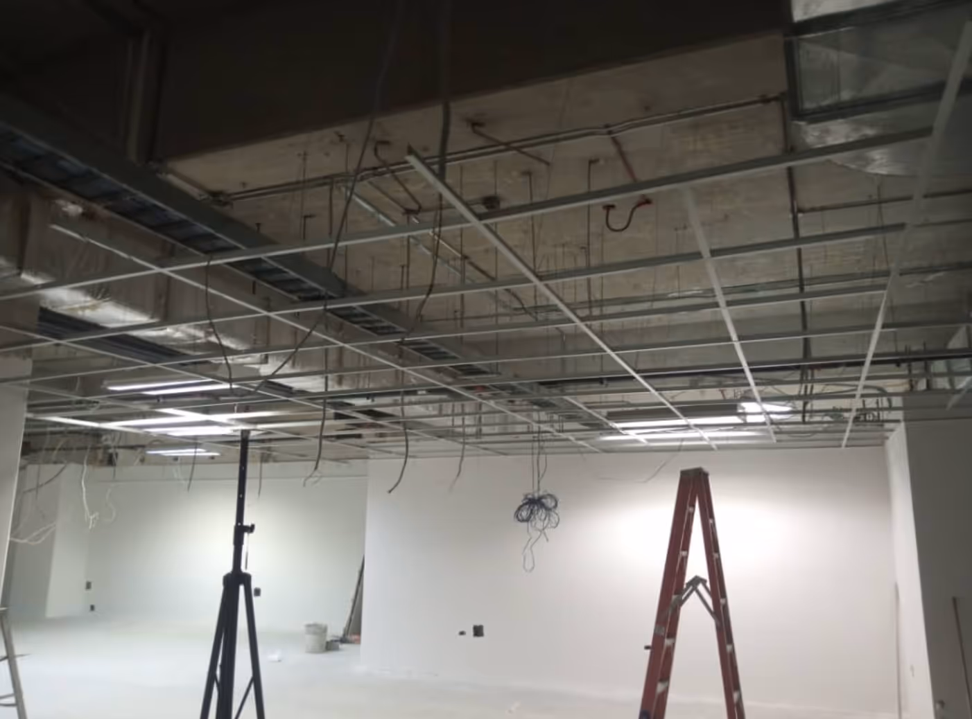 Realización de techo en drywall de suspensión visible