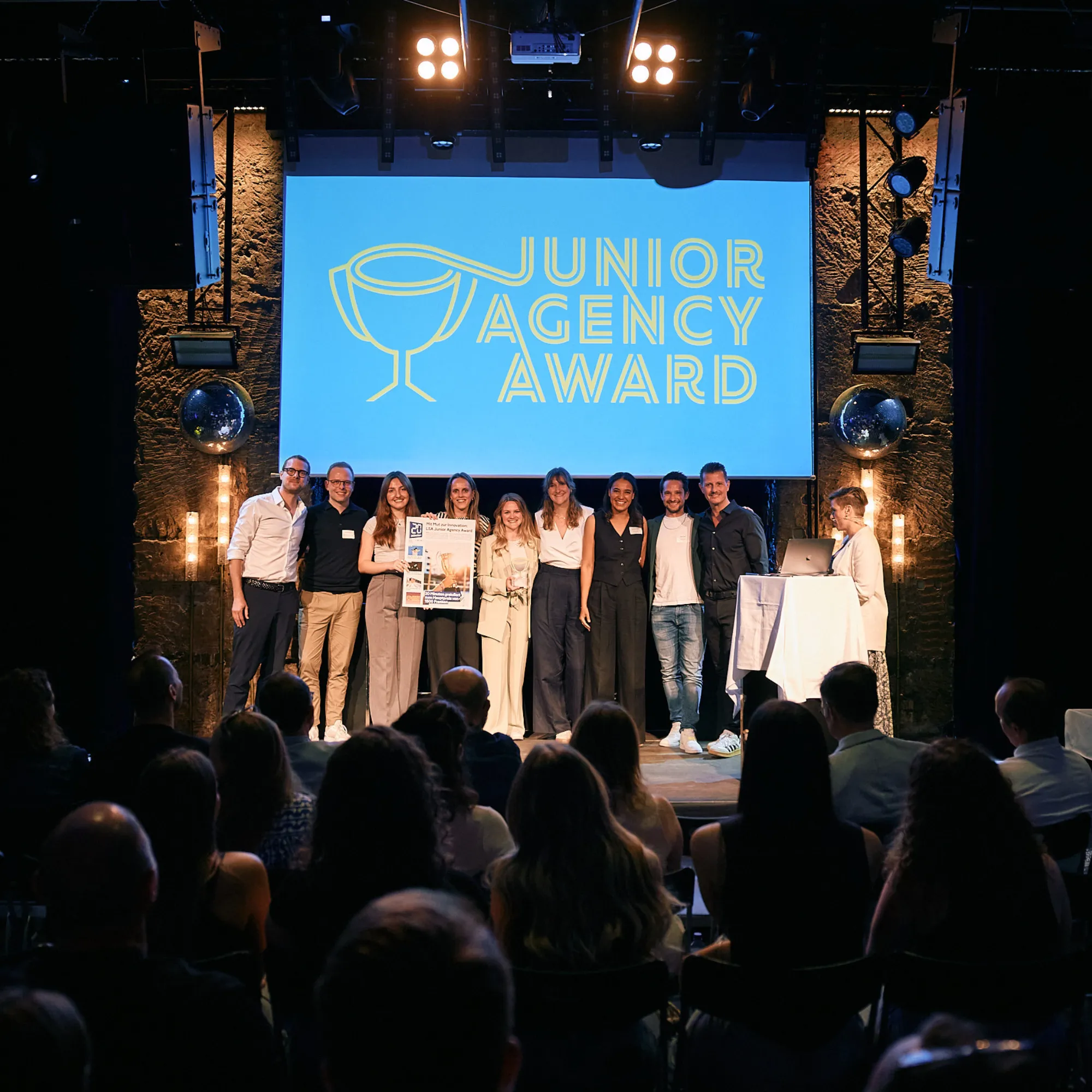 Mood Bild: Personen auf der Bühne