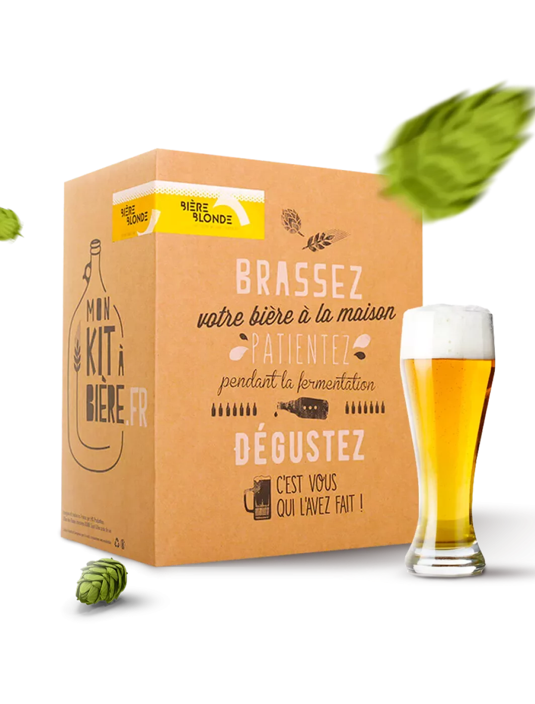 Kit de brassage de bière blonde avec une boîte illustrée montrant les étapes de brassage, de fermentation et de dégustation, accompagné d'un verre de bière blonde et de cônes de houblon.