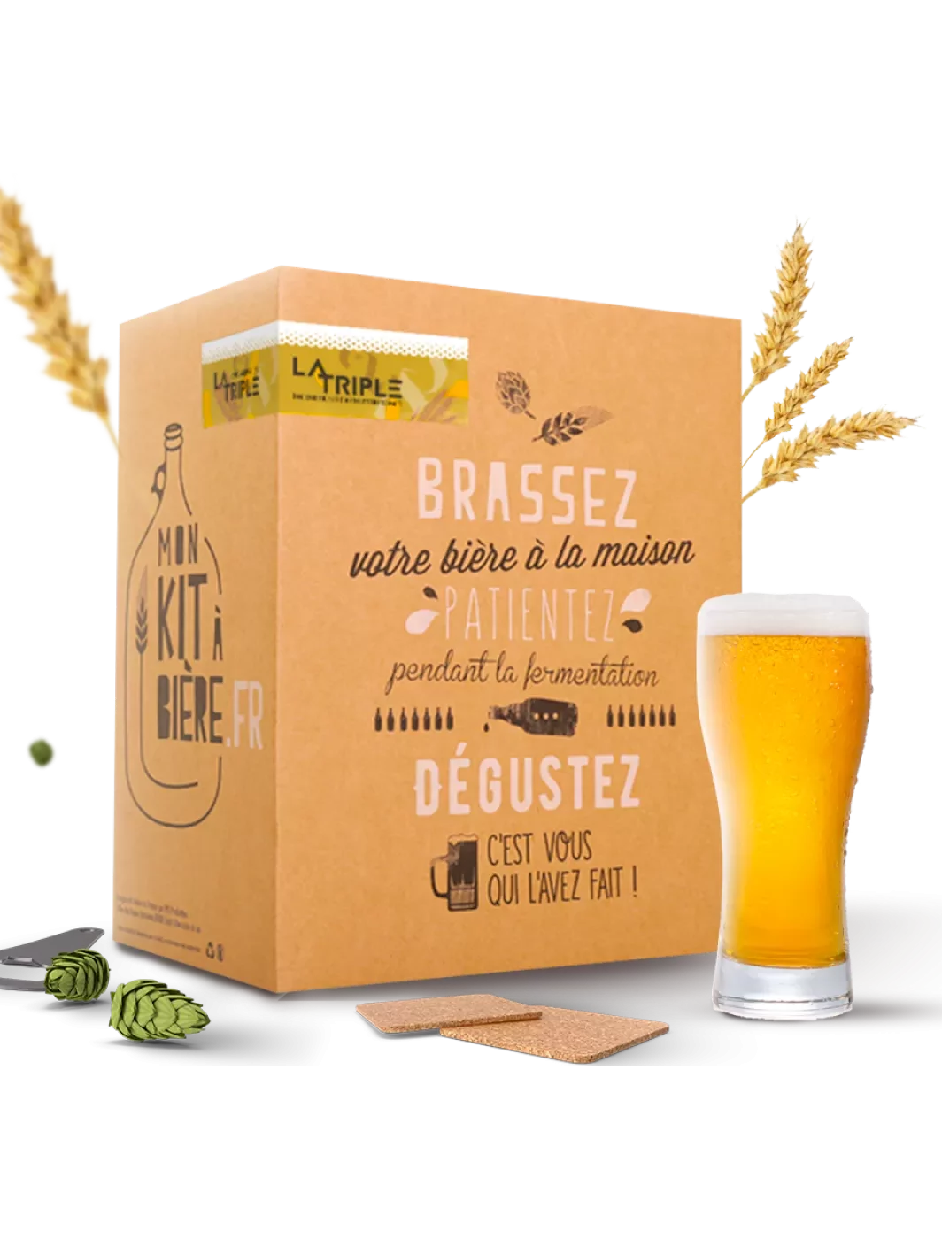 Kit de brassage de bière triple avec une boîte illustrée montrant les étapes de brassage, de fermentation et de dégustation, accompagné d'un verre de bière triple et de cônes de houblon.
