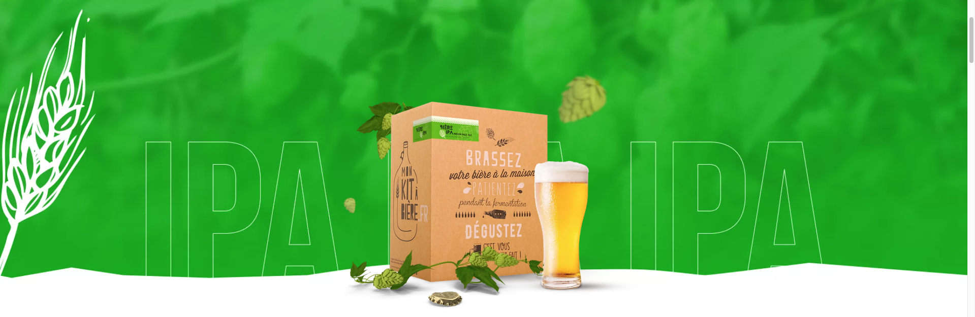 Kit de brassage de bière IPA avec une boîte illustrée montrant les étapes de brassage, de fermentation et de dégustation, accompagné d'un verre de bière IPA.