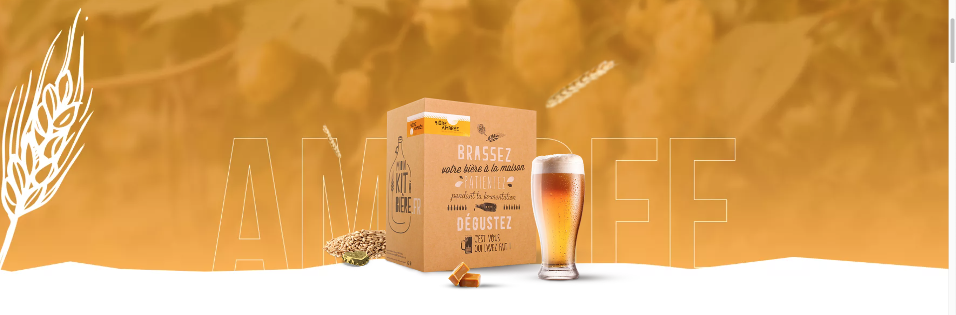 Kit de brassage de bière ambrée avec une boîte illustrée montrant les étapes de brassage, de fermentation et de dégustation, accompagné d'un verre de bière ambrée.
