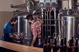 Image principale : Équipement de brasserie en acier inoxydable avec des cuves et des instruments de contrôle. Les cuves brillantes et les instruments indiquent un environnement de production moderne et bien entretenu, essentiel pour le brassage de la bière.