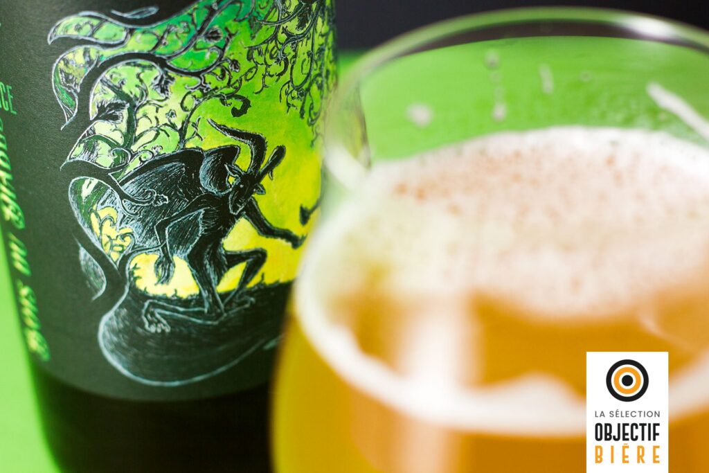 Bouteille de bière artisanale "Le bois du diable", avec une étiquette illustrée colorée et un verre de bière blonde