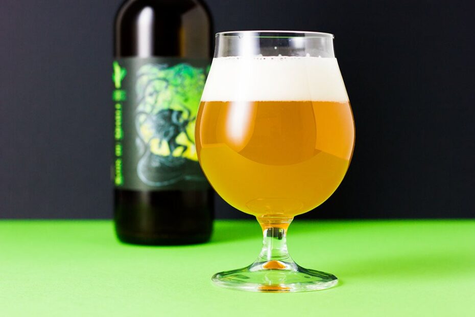 Bouteille de bière artisanale "Le bois du diable", avec une étiquette illustrée colorée et un verre de bière blonde