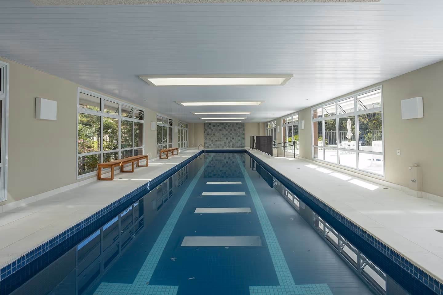 Piscina coberta com raia de 20m