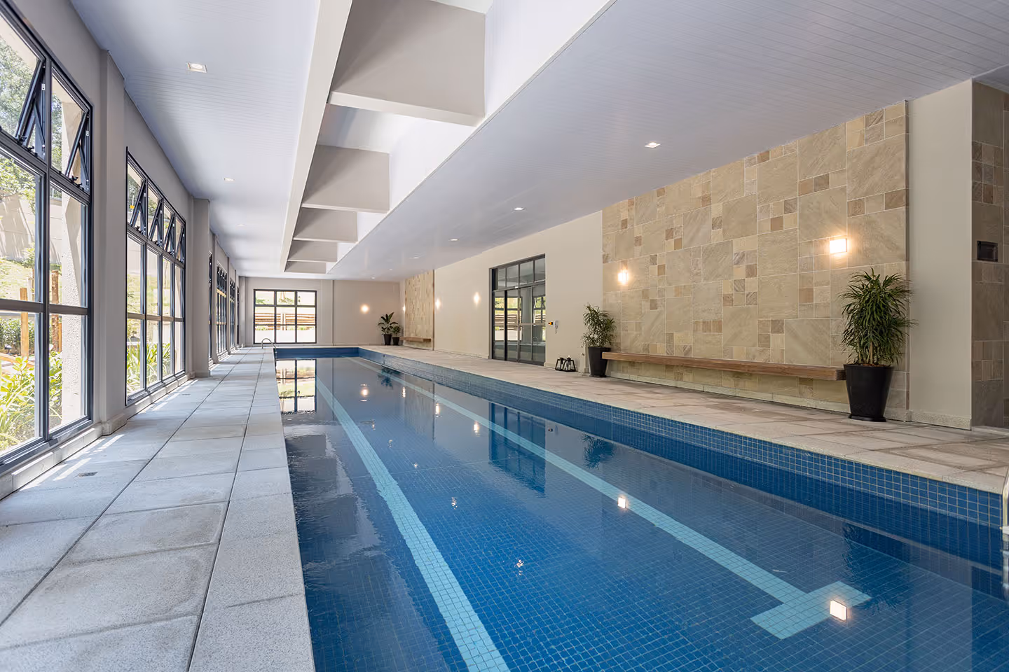 Foto dda piscina coberta com raia de 25m