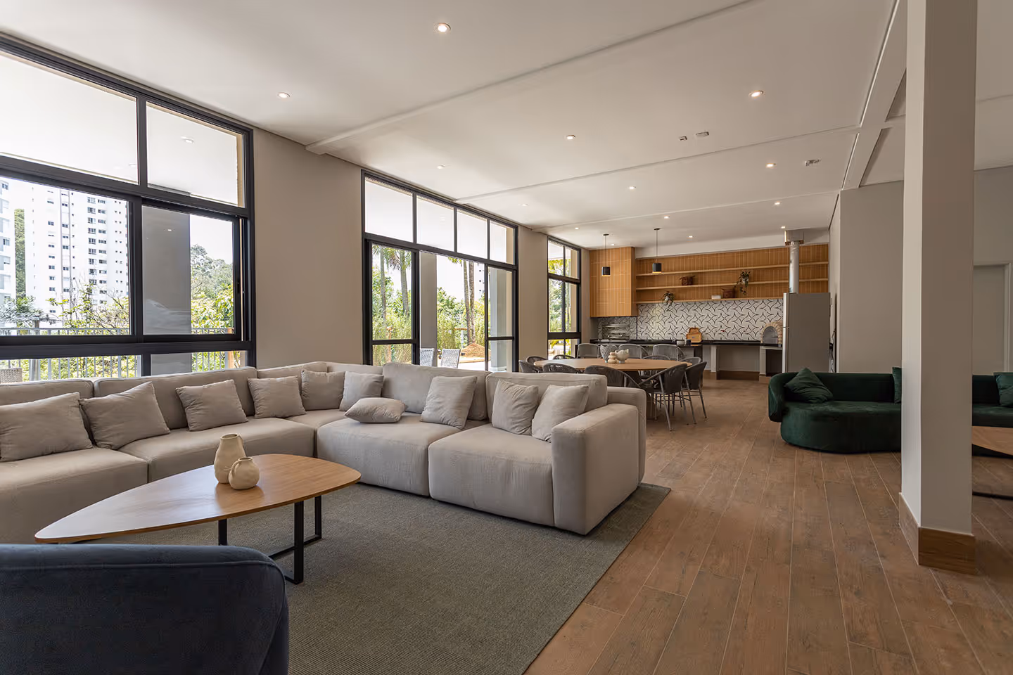 Foto do espaço família com churrasqueira e forno de pizza