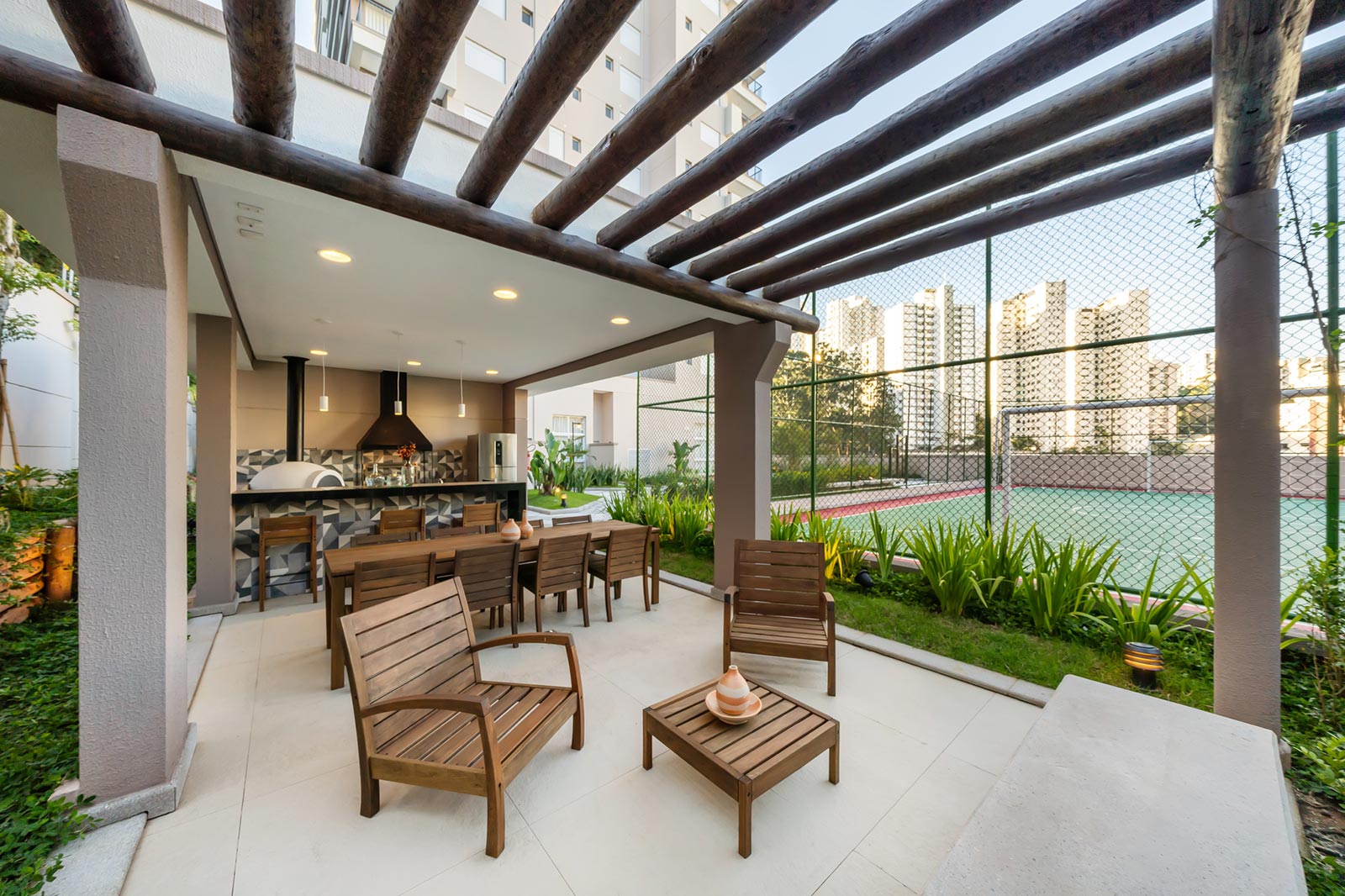 Espaço churasqueira e forno de pizza