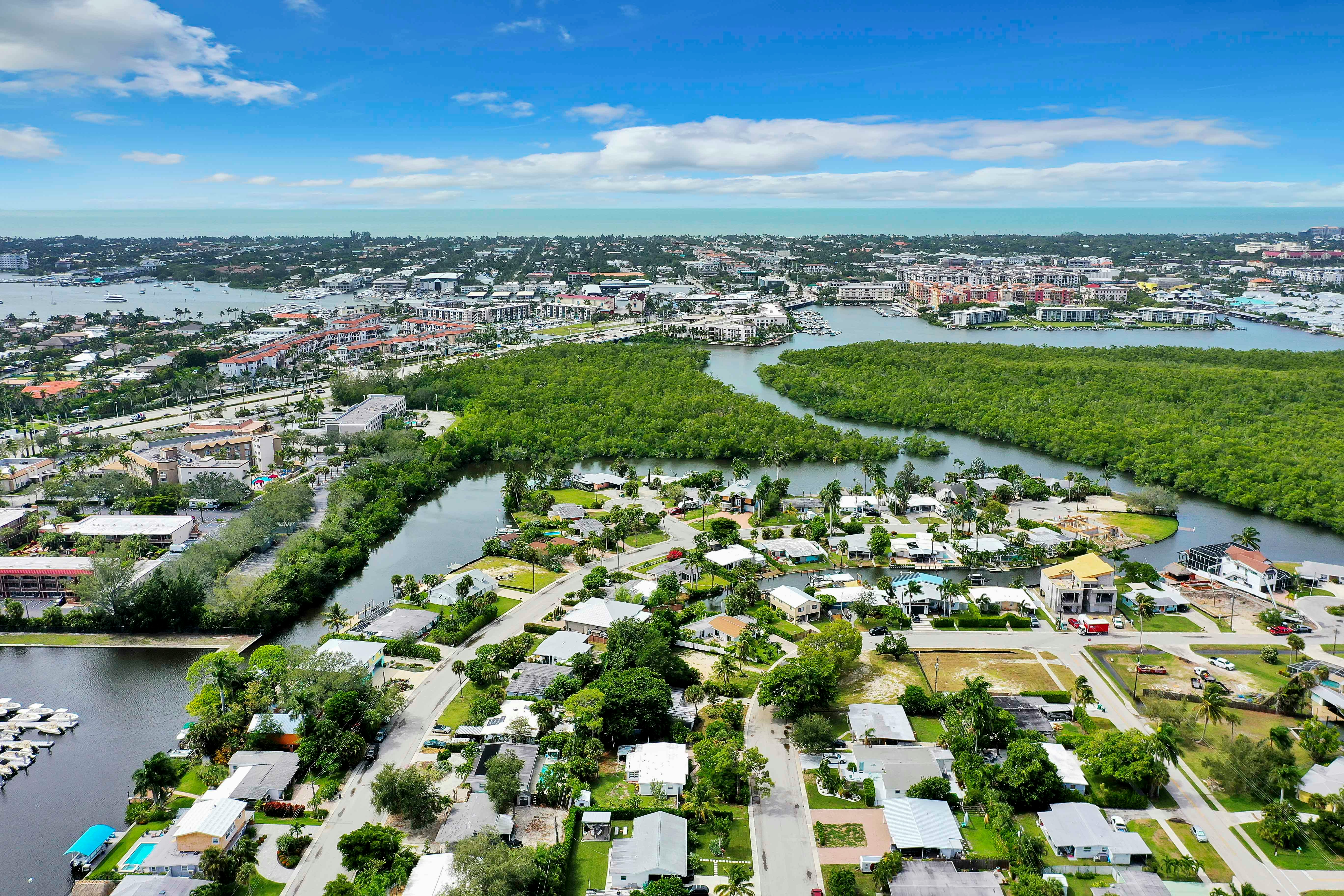 Invertir en EE.UU. vs Colombia: compara devaluación, riesgo y estabilidad. Cómo proteger tu patrimonio en dólares frente al peso colombiano.