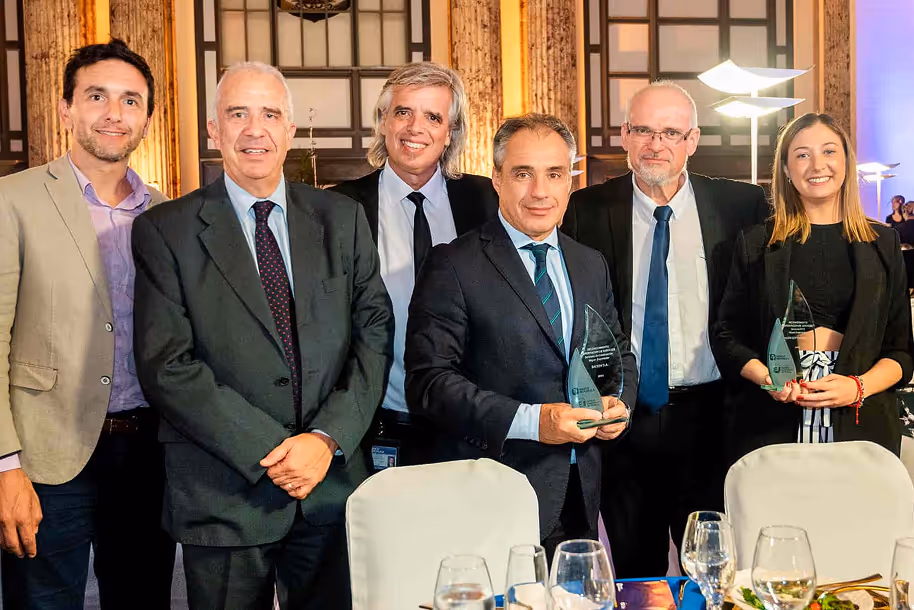 Our Marketing Lead, Valentina, alongside representatives from BROU (Banco de la República Oriental del Uruguay), accepting the prestigious 2022 award recognizing Kaizen Softworks as the largest exporter of ICT services in Uruguay.