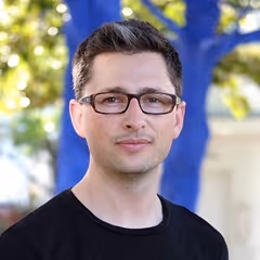 Headshot of Alex Farkas, co-founder of UGallery, an online art marketplace and a client partner of Kaizen Softworks.