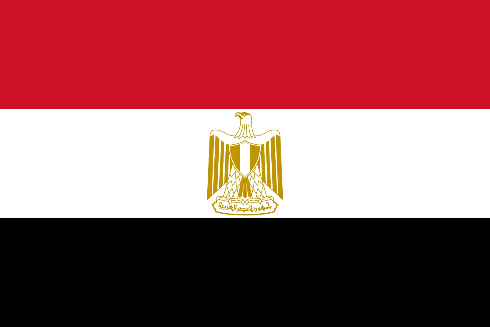 La bandera egipcia muestra franjas horizontales rojas, blancas y negras, con un emblema de águila real en el centro.