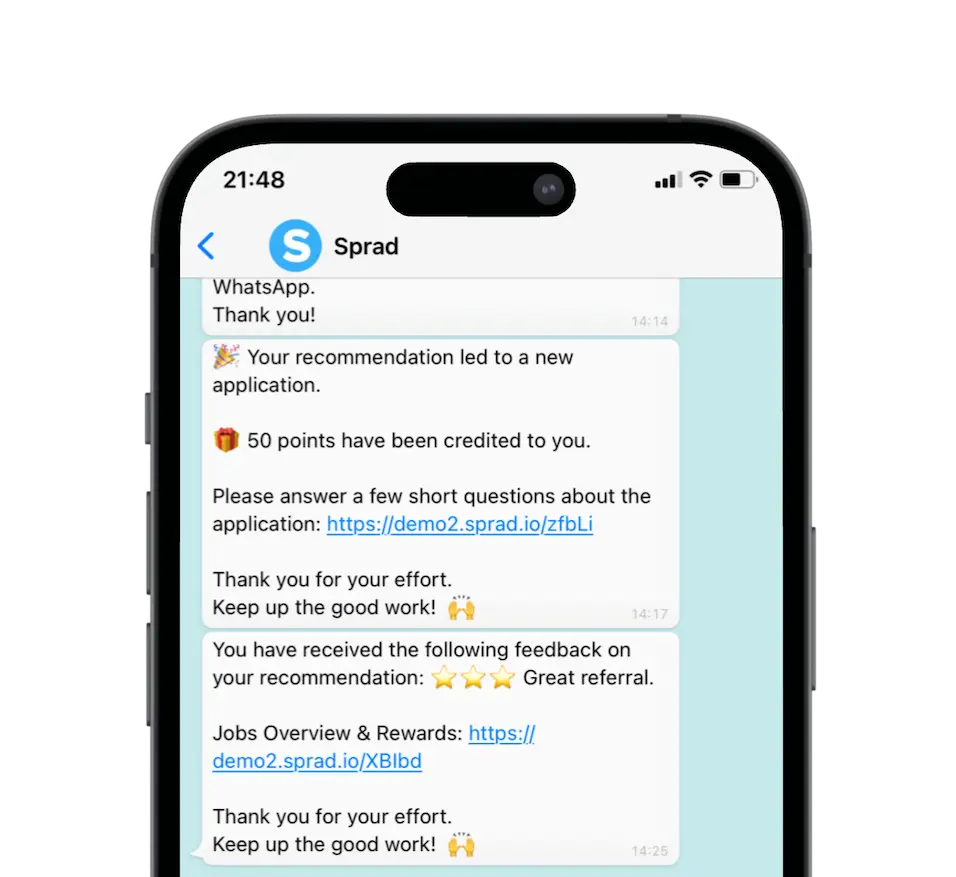 Ein Mitarbeiter nimmt über WhatsApp am Empfehlungsprogramm teil