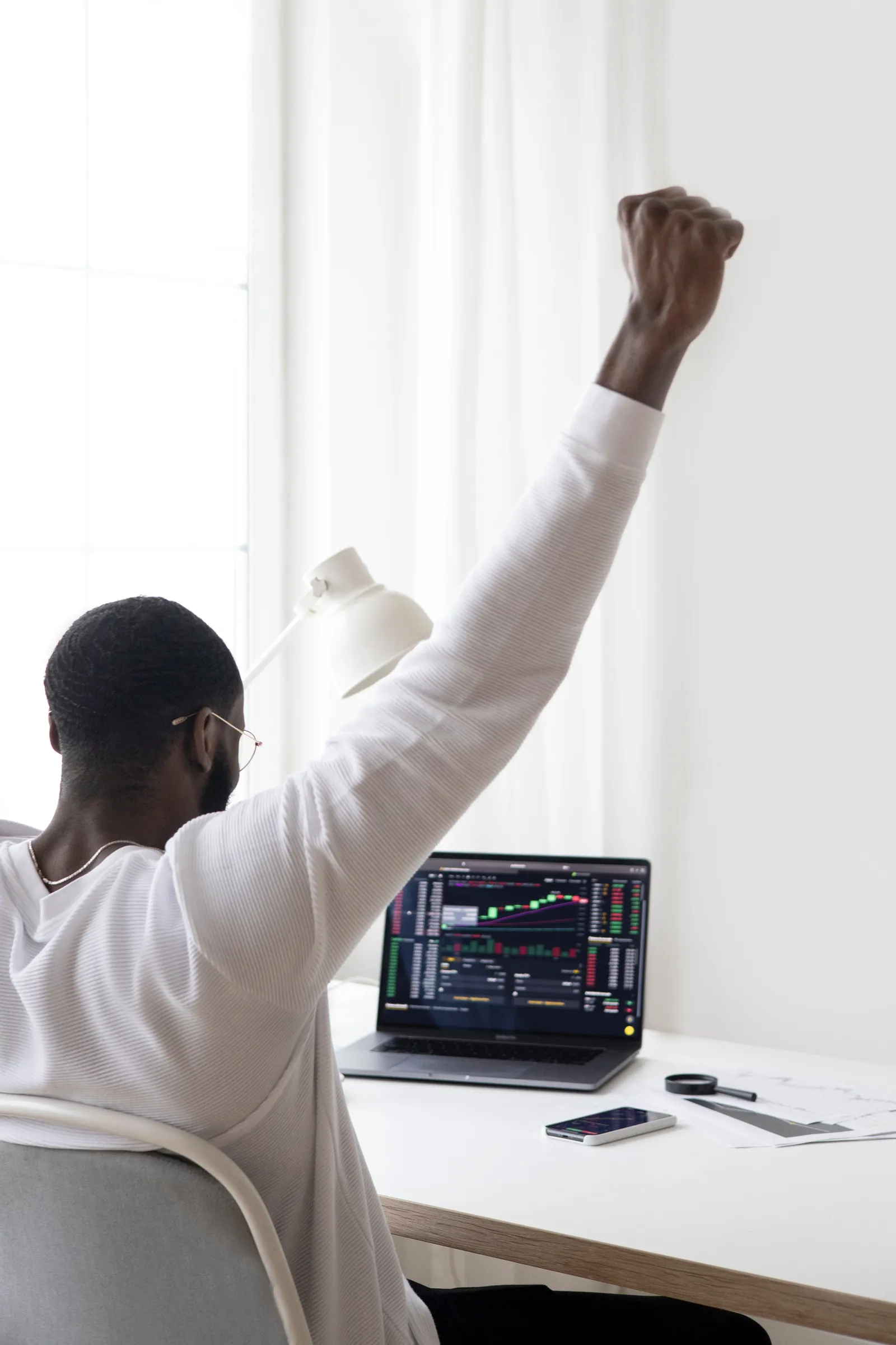 Ein Trader an seinem Schreibtisch