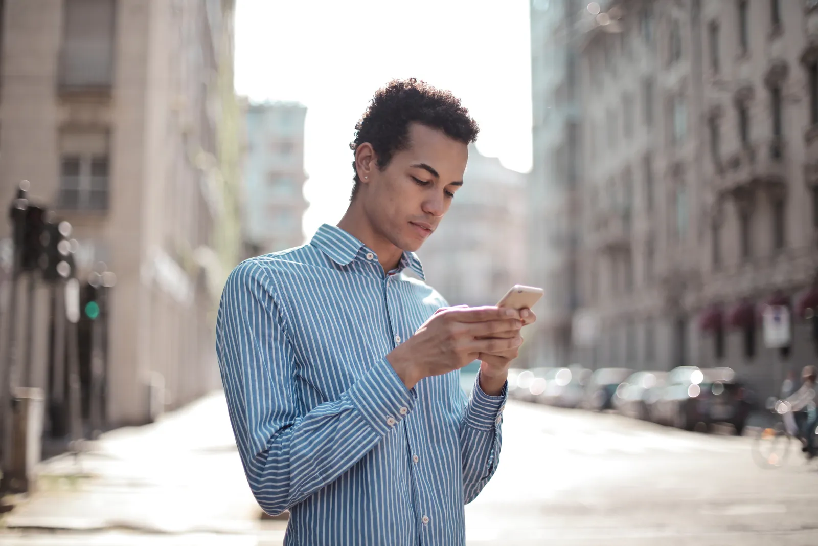 Ein Mitarbeiter teilt einen Job auf seinem Smartphone