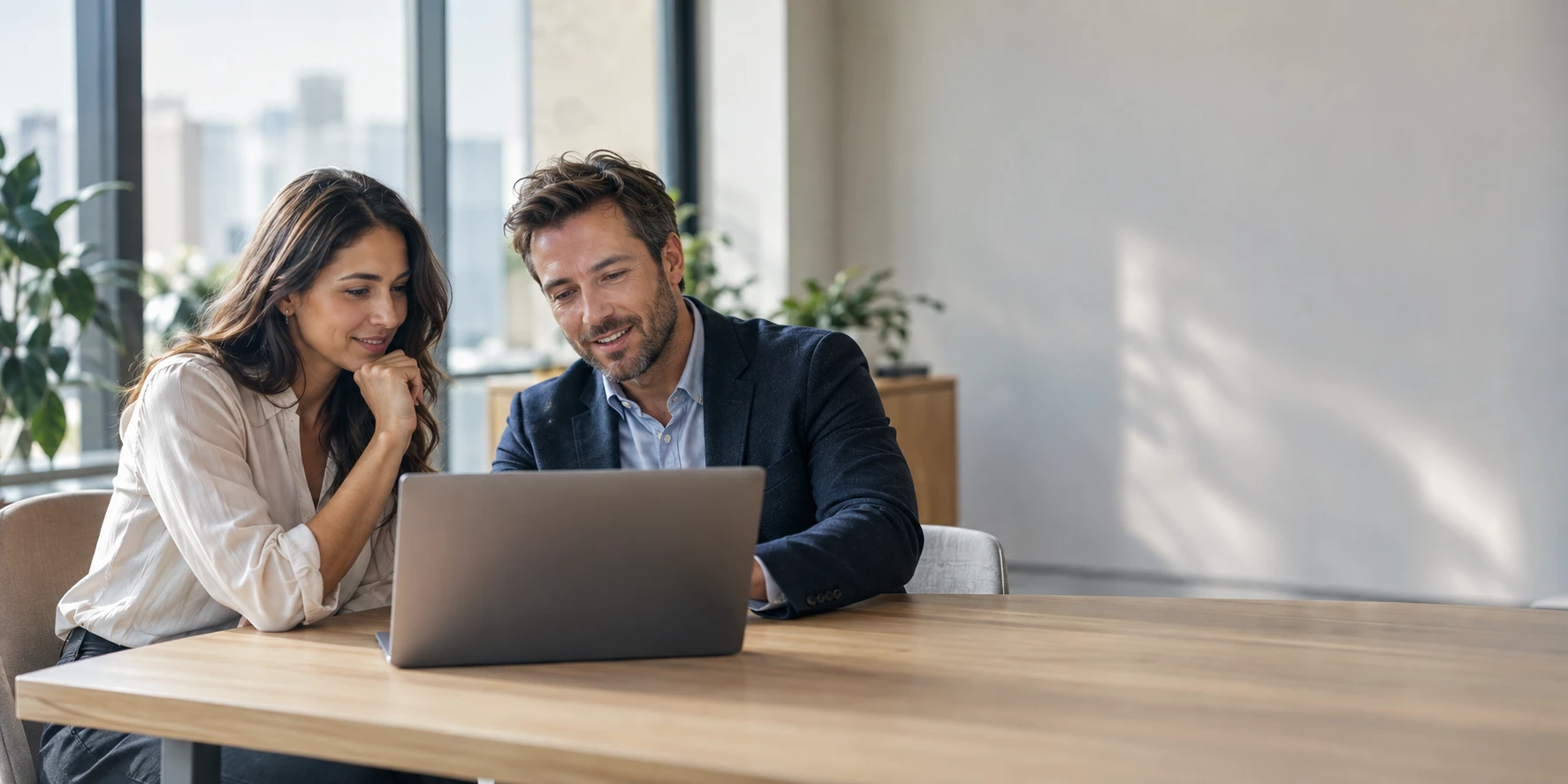 Zwei Recruiter besprechen gemeinsam eine Suche an ihrem Schreibtisch