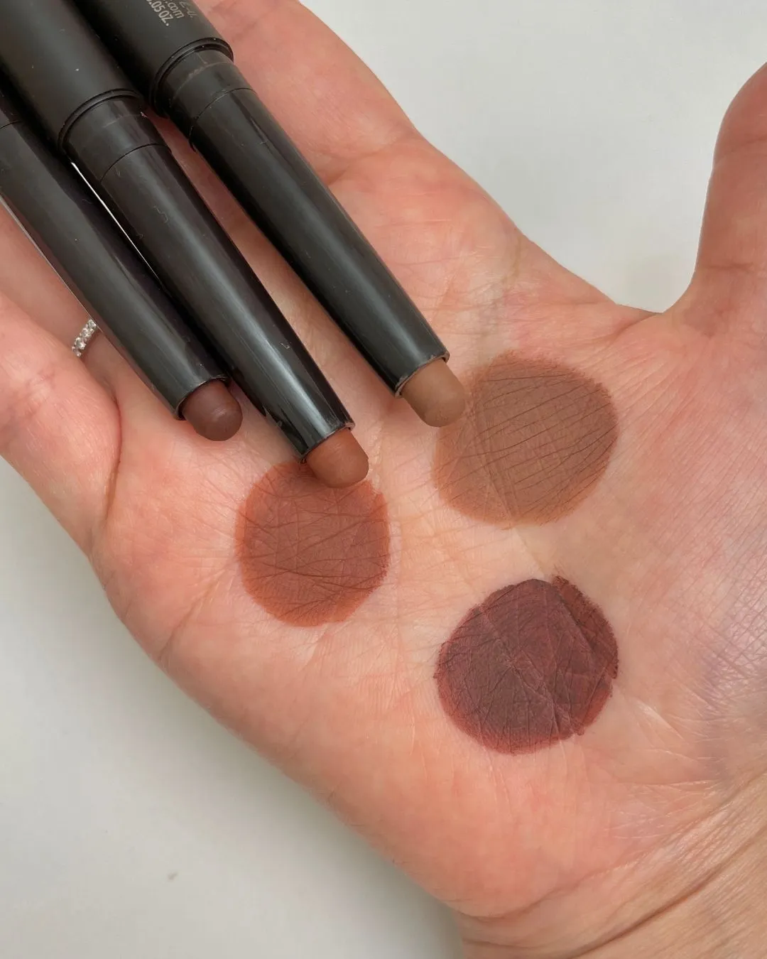 로라 메르시에 뉴트럴 브라운 손목 발색샷 (Laura Mercier neutral brown swatch on wrist)