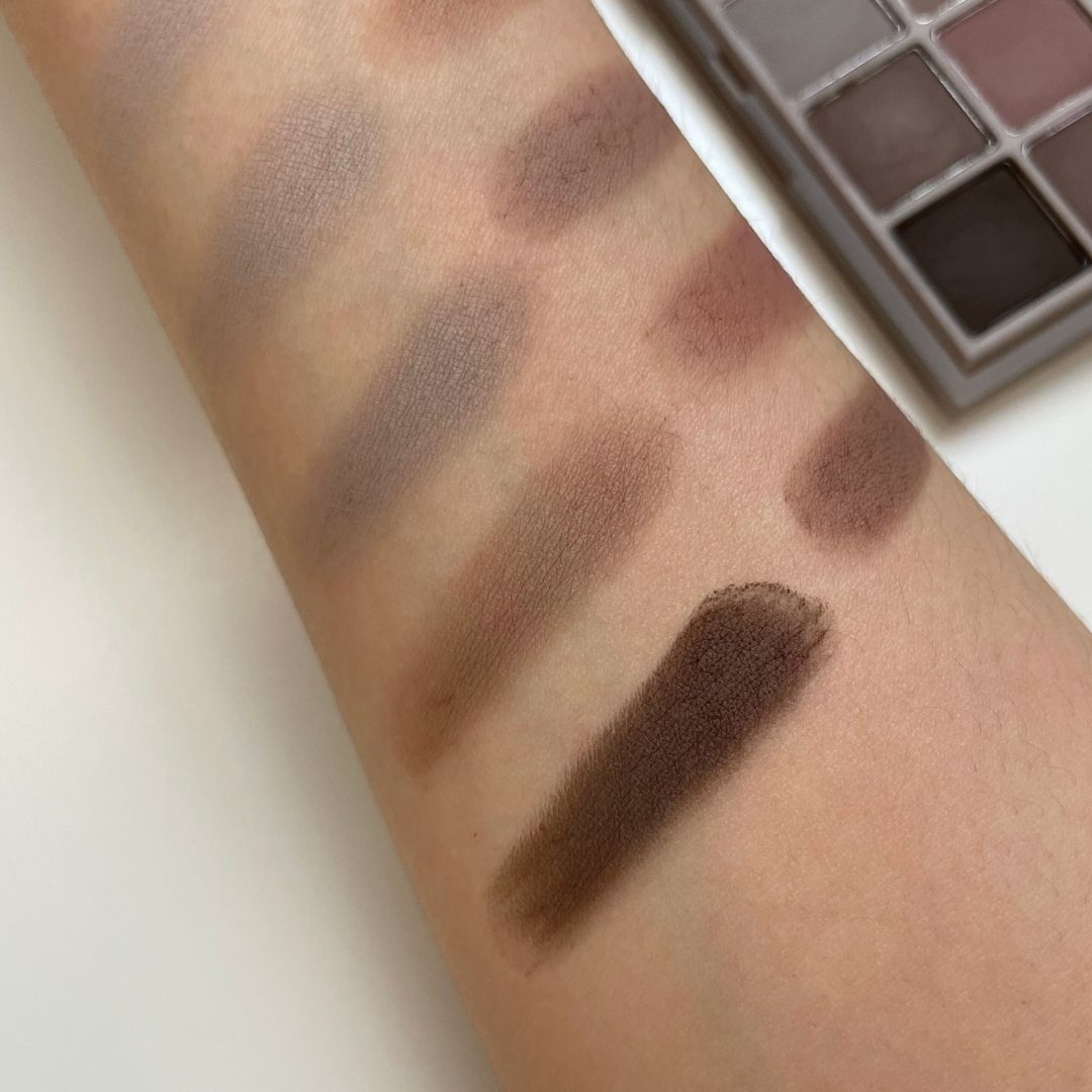 롬앤 섀도우 질감이 보이는 실물 발색 이미지 (Rom& Dusty Fog Garden real palette texture)