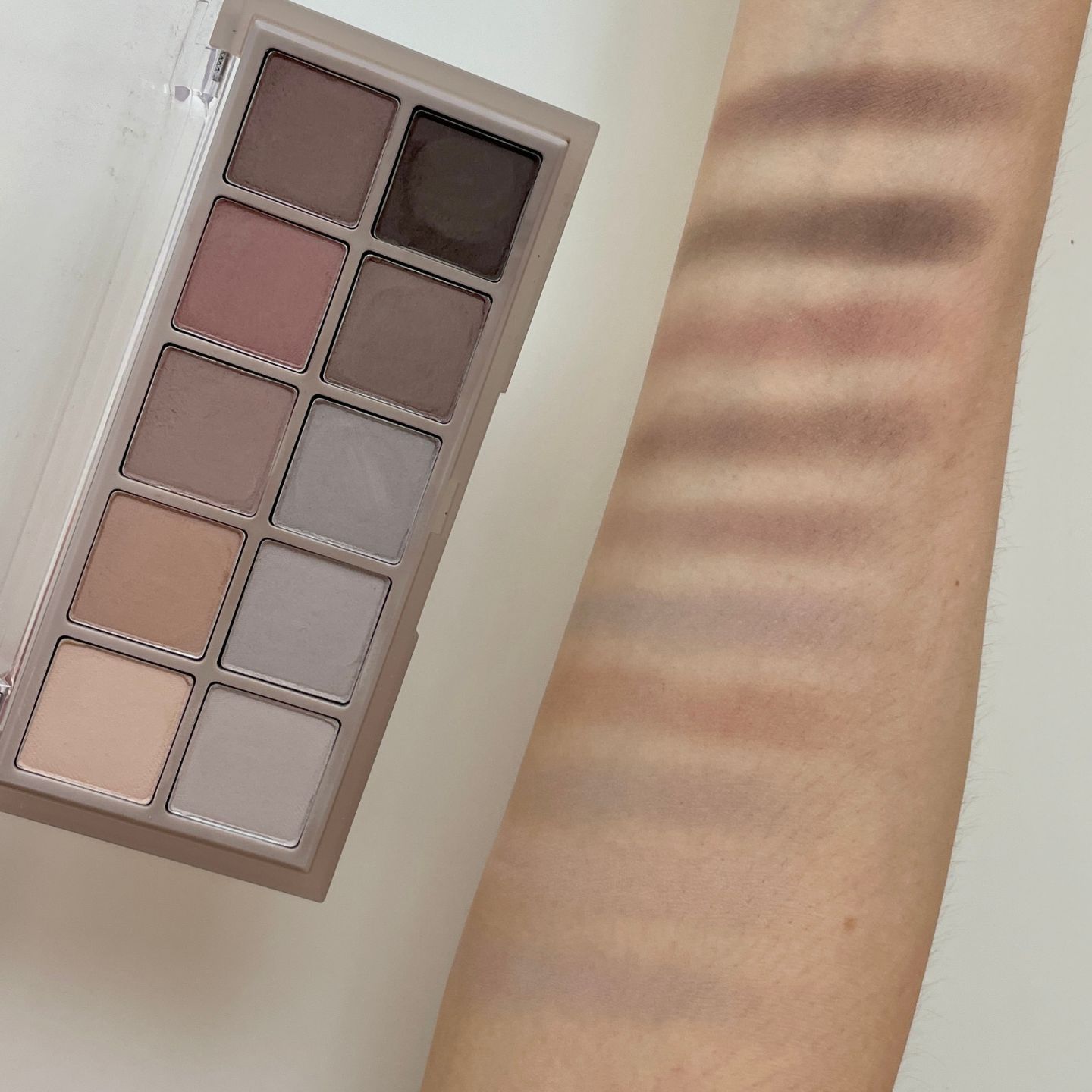 롬앤 섀도우 질감이 보이는 실물 발색 이미지 (Rom& Dusty Fog Garden real palette texture)