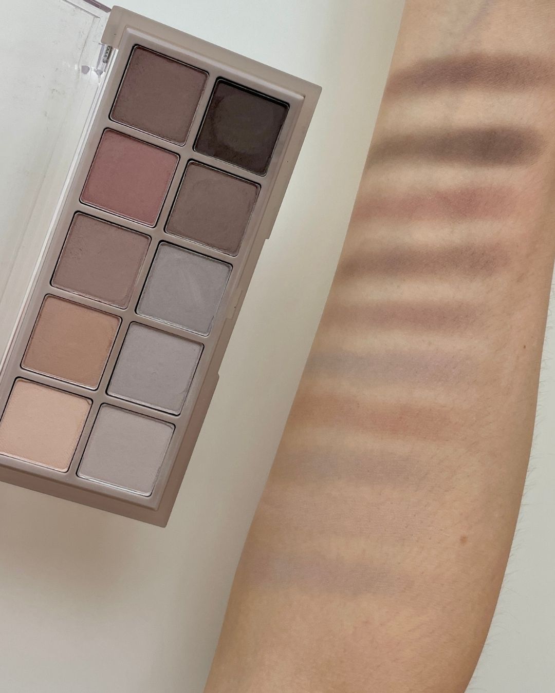 롬앤 더스티 포그 가든 무펄 그레이 음영 섀도우 팔레트 메인 컷 (Rom& Dusty Fog Garden grey matte palette main)